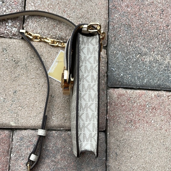 Michael Kors Carmen Small Logo Smartphone Crossbody Bag
Light Cream Multi - Picture 4 of 16